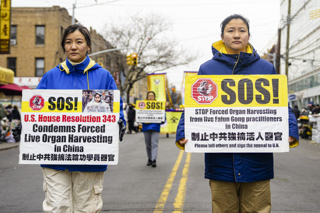 Các học viên Pháp Luân Công bước đi trong một cuộc diễn hành ở Brooklyn, New York, nêu bật cuộc đàn áp của chính quyền Trung Quốc đối với tín ngưỡng của họ vào ngày 26/02/2023. (Ảnh: Chung I Ho/The Epoch Times)