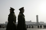 Lính bán quân sự đứng gác trước Đại lễ đường Nhân dân ở Bắc Kinh, vào ngày 07/03/2006. (Ảnh: Frederic J. Brown/AFP qua Getty Images)