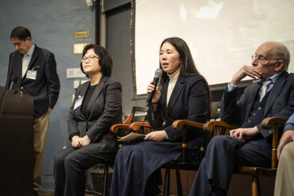 (Từ trái qua phải) Người điều hành cuộc thảo luận Trương Nhi Bình (Erping Zhang); nhà sản xuất Cindy Song; cô Hàn Vũ (Han Yu), con gái của nạn nhân bị thu hoạch nội tạng; ông David Matas, luật sư nhân quyền quốc tế tại một sự kiện về thu hoạch nội tạng cưỡng bức tại Đại học Harvard ở Boston, Massachusetts, hôm 07/03/2024. (Ảnh: Samira Bouaou/The Epoch Times)