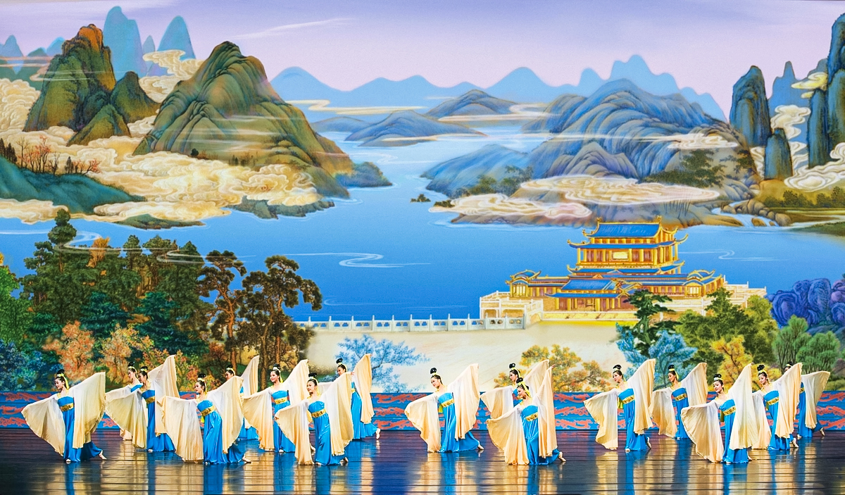 Tiết mục múa “Flowing Sleeves” (Tay Áo Dài) từ chương trình Nghệ thuật Biểu diễn Shen Yun năm 2009. (Ảnh: Đoàn Nghệ thuật Biểu diễn Shen Yun 2009)