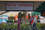 Khách hàng của Home Depot đi ngang qua một tấm biển ‘Đang tuyển dụng’ ở San Rafael, California, hôm 08/03/2024. (Ảnh: Justin Sullivan/Getty Images)