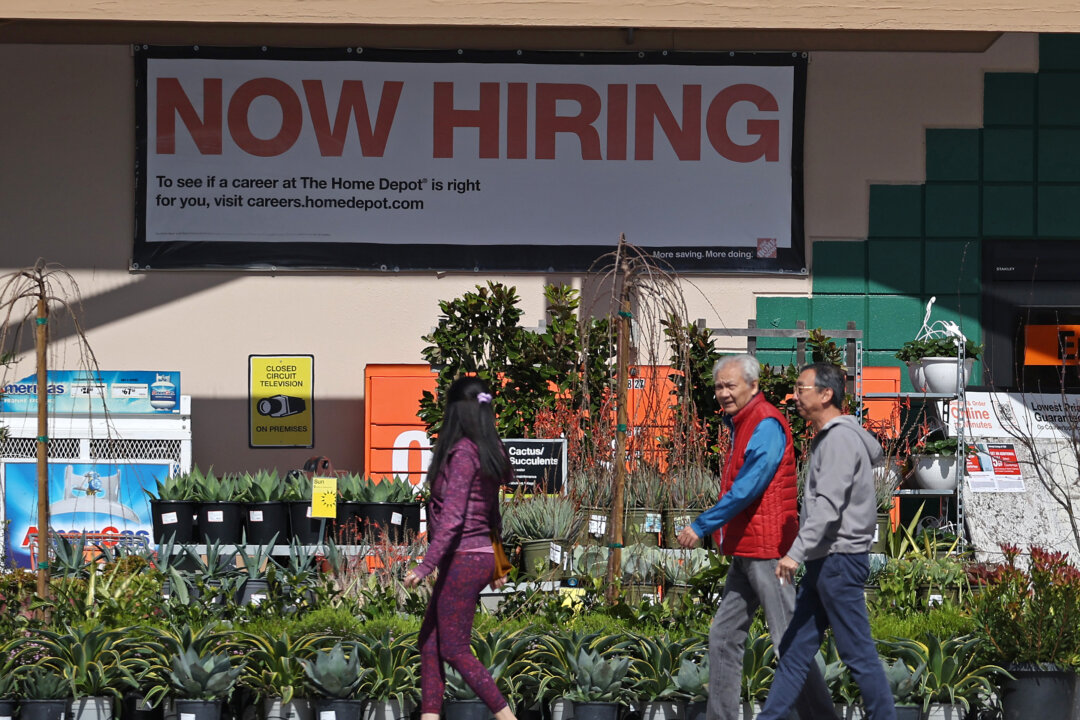 Khách hàng của Home Depot đi ngang qua một tấm biển ‘Đang tuyển dụng’ ở San Rafael, California, hôm 08/03/2024. (Ảnh: Justin Sullivan/Getty Images)