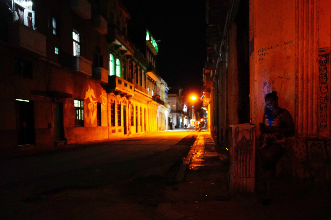 Người dân Cuba xuống đường phản đối tình trạng thiếu lương thực, mất điện