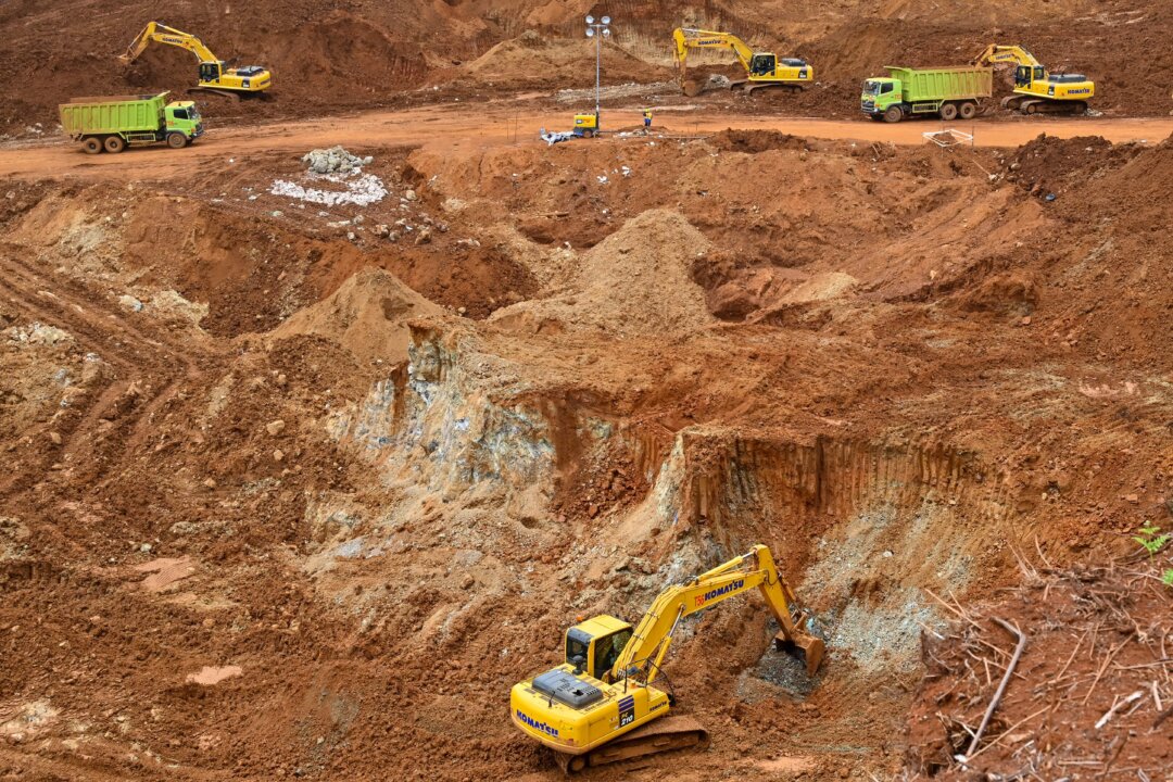 Công nhân sử dụng máy xúc trong chuyến thăm dò quặng nickel của công ty Gema Kreasi Perdana (GKP) trên đảo Wawonii ở phía đông nam đảo Sulawesi, Indonesia, hôm 28/02/2023. (Ảnh: Adek Berry/AFP qua Getty Images)