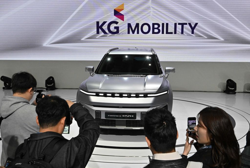 Du khách ngắm nhìn chiếc xe điện KG Mobility Torres EVX trong buổi ra mắt giới báo chí về Triển lãm Di chuyển Seoul 2023 tại phòng triển lãm KINTEX ở Goyang, hôm 30/03/2023. (Ảnh: Jung Yeon-je/AFP qua Getty Images)