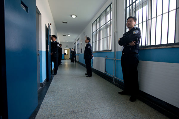 Cảnh vệ đứng ở một hành lang bên trong Trung tâm Giam giữ số 1 trong một chuyến tham quan do chính phủ tổ chức và điều hành ở Bắc Kinh vào ngày 25/10/2012. (Ảnh: Ed Jones/AFP qua Getty Images)