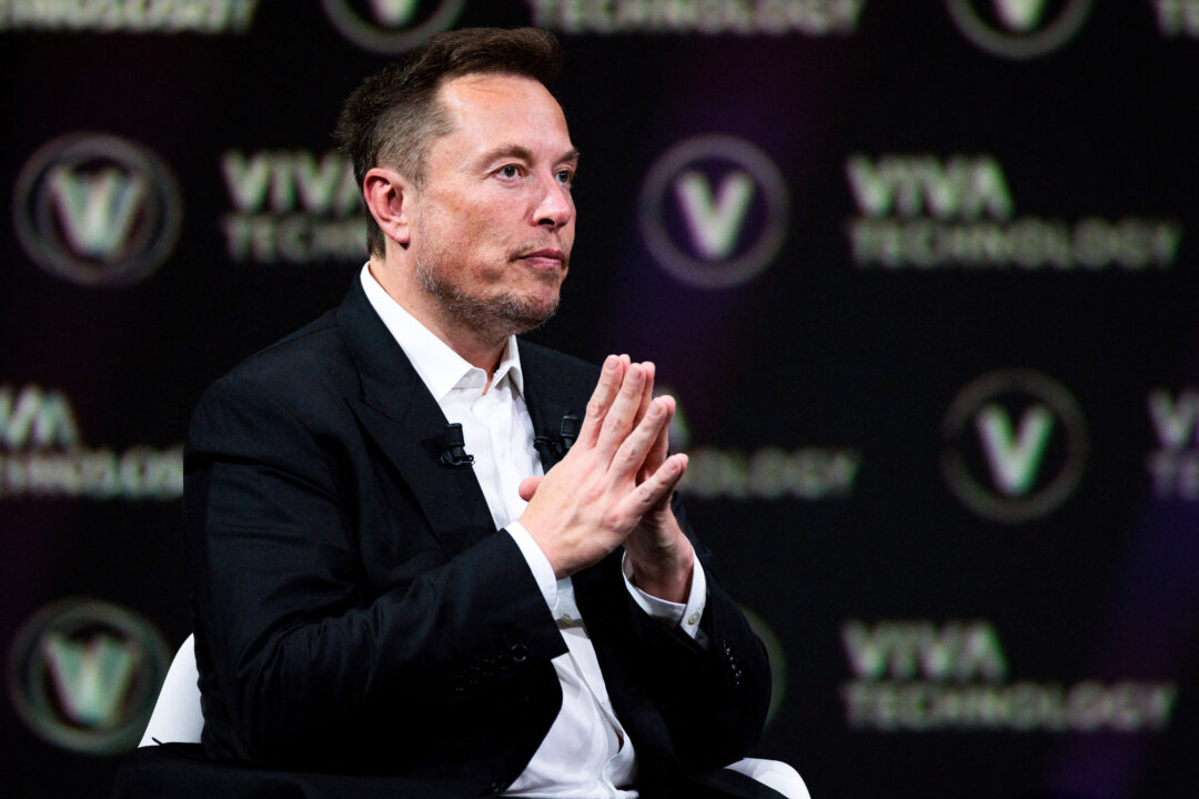 Tổng giám đốc Elon Musk của SpaceX tham dự một sự kiện trong hội chợ đổi mới và khởi nghiệp về công nghệ Vivatech tại trung tâm triển lãm Porte de Versailles ở Paris, vào ngày 16/06/2023. (Ảnh: Joel Saget/AFP qua Getty Images)