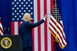 Tổng thống Joe Biden vẫy tay chào những người ủng hộ sau khi nói tại một sự kiện về việc giảm chi phí cho các gia đình Mỹ tại Trung tâm Granite State YMCA Allard của Goffstown ở Goffstown, New Hampshire, hôm 11/03/2024. (Ảnh: Sophie Park/Getty Images)