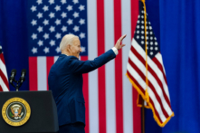 Tổng thống Joe Biden vẫy tay chào những người ủng hộ sau khi nói tại một sự kiện về việc giảm chi phí cho các gia đình Mỹ tại Trung tâm Granite State YMCA Allard của Goffstown ở Goffstown, New Hampshire, hôm 11/03/2024. (Ảnh: Sophie Park/Getty Images)