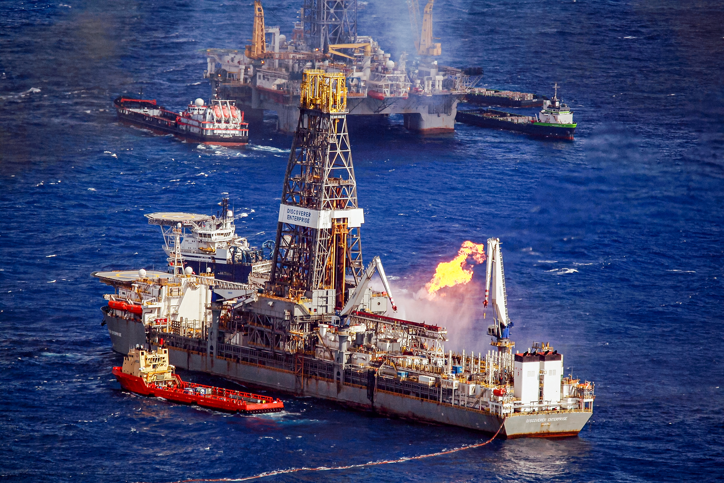 Giàn khoan Discoverer Enterprise tiếp tục nỗ lực thu hồi dầu từ khu vực tràn dầu Deepwater Horizon ở Vịnh Mexico ngoài khơi bờ biển Louisiana vào ngày 03/07/2010. (Ảnh: Joe Raedle/Getty Images)