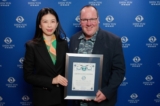 Ông John Stephens, thị trưởng thành phố Costa Mesa trao tặng Thư công nhận cho Đoàn Nghệ thuật Biểu diễn Shen Yun tại Trung tâm Nghệ thuật Segerstrom hôm 16/03/2024. (Ảnh: Đài truyền hình NTD)