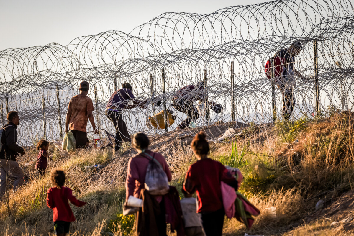 Những người nhập cư bất hợp pháp từ Mexico vào Hoa Kỳ để được các nhân viên Tuần tra Biên giới giải quyết ở El Paso, Texas, vào ngày 08/05/2023. (Ảnh: John Moore/Getty Images)