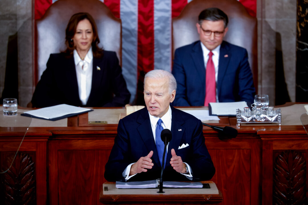 Tổng thống Joe Biden đọc Thông điệp Liên bang trong cuộc họp chung của Quốc hội ở Hạ viện tại Tòa nhà Quốc hội Hoa Kỳ hôm 07/03/2024. (Ảnh: Chip Somodevilla/Getty Images)