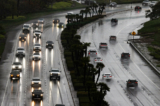 Những chiếc xe hơi đi trong một cơn mưa lớn ở Newport Beach, California, hôm 05/02/2024. (Ảnh: John Fredricks/The Epoch Times)