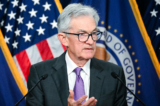 Chủ tịch Hệ thống Dự trữ Liên bang Hoa Kỳ Jerome Powell tổ chức một cuộc họp báo vào cuối cuộc họp kéo dài hai ngày của Ủy ban Thị trường Mở Liên bang tại Hệ thống Dự trữ Liên bang ở Hoa Thịnh Đốn hôm 20/03/2024. Hệ thống Dự trữ Liên bang đã bỏ phiếu hôm 20/03 để giữ lãi suất ở mức cao nhất trong vòng 23 năm, trong phạm vi từ 5.25% đến 5.50%, trong cuộc họp thứ năm liên tiếp, và báo hiệu rằng họ vẫn kỳ vọng sẽ thực hiện ba lần cắt giảm lãi suất trong năm nay. (Ảnh: Mandel Ngan/AFP)