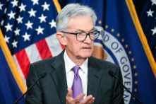 Chủ tịch Hệ thống Dự trữ Liên bang Hoa Kỳ Jerome Powell tổ chức một cuộc họp báo vào cuối cuộc họp kéo dài hai ngày của Ủy ban Thị trường Mở Liên bang tại Hệ thống Dự trữ Liên bang ở Hoa Thịnh Đốn hôm 20/03/2024. Hệ thống Dự trữ Liên bang đã bỏ phiếu hôm 20/03 để giữ lãi suất ở mức cao nhất trong vòng 23 năm, trong phạm vi từ 5.25% đến 5.50%, trong cuộc họp thứ năm liên tiếp, và báo hiệu rằng họ vẫn kỳ vọng sẽ thực hiện ba lần cắt giảm lãi suất trong năm nay. (Ảnh: Mandel Ngan/AFP)