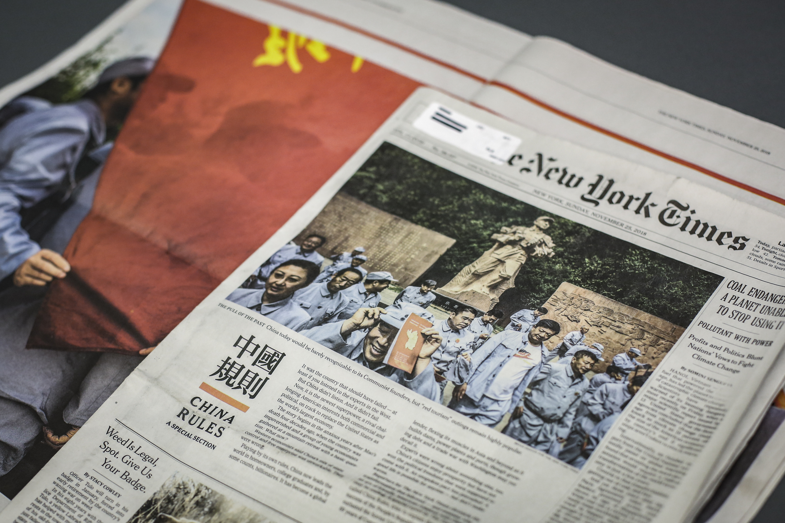 Trong ấn bản ngày 25/11/2018 của mình, The New York Times đã xuất bản một chuyên mục có tên “China Rules” (tạm dịch “Trung Quốc Là Bên Đặt Ra Quy Tắc”). Phần chuyên mục này trưng lên một dòng Hán tự rất lớn trên một nền màu đỏ, kèm theo một bài viết dành những lời ca ngợi nhiệt thành dành cho ĐCSTQ, trong khi hạ thấp Hoa Kỳ. (Ảnh: Samira Bouaou/The Epoch Times)