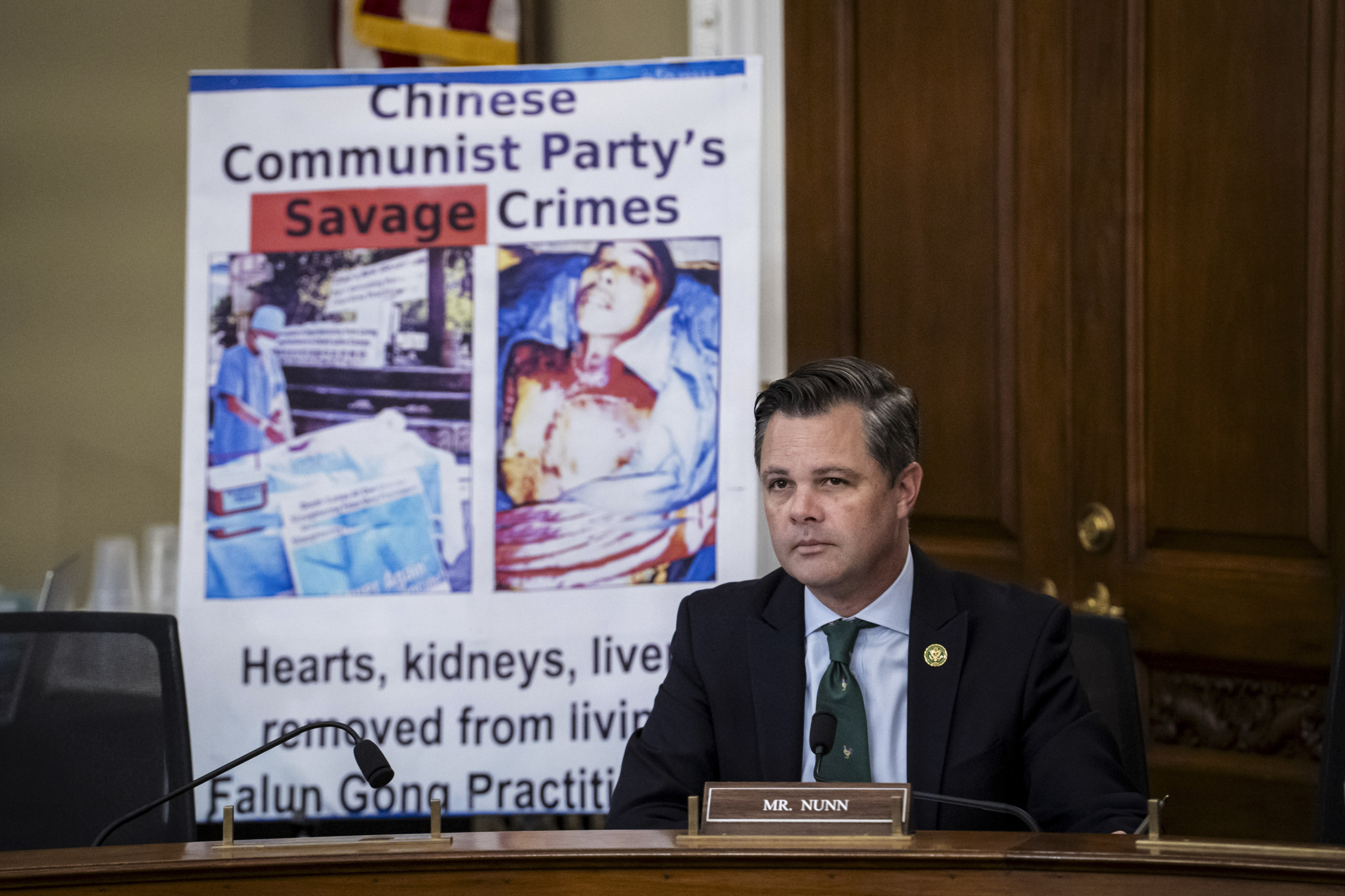 Dân biểu Zachary Nunn (Cộng Hòa-Iowa) nói trong một phiên điều trần về hoạt động thu hoạch nội tạng cưỡng bức của Đảng Cộng sản Trung Quốc (ĐCSTQ) trước Ủy ban Điều hành của Quốc hội Hoa Kỳ về Trung Quốc tại Hoa Thịnh Đốn, hôm 20/03/2024. (Ảnh: Madalina Vasiliu/The Epoch Times)