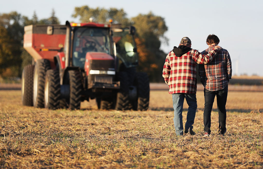 Ông Roy Bardole đi cùng cháu trai Gabe Bardole trong mùa thu hoạch đậu nành tại nông trại Bardole & Son’s Ltd ở Rippey, Iowa, vào ngày 14/10/2019. (Ảnh: Joe Raedle/Getty Images)