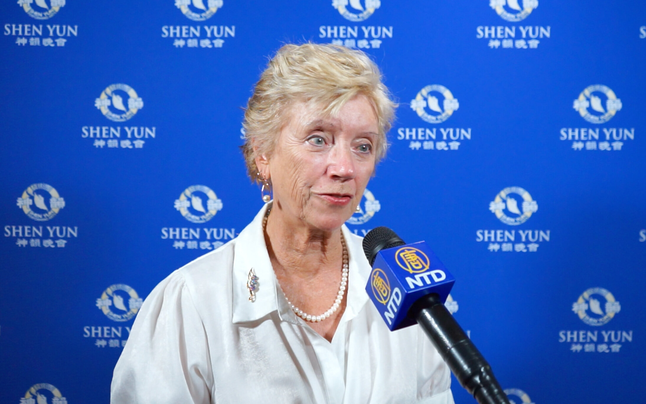 Ủy viên Hội đồng Thành phố Bayswater, bà Sally Palmer thưởng thức Nghệ thuật Biểu diễn Shen Yun tại Nhà hát His Majesty’s ở thành phố Perth, Australia hôm 20/03/2024. (Ảnh: Đài truyền hình NTD)