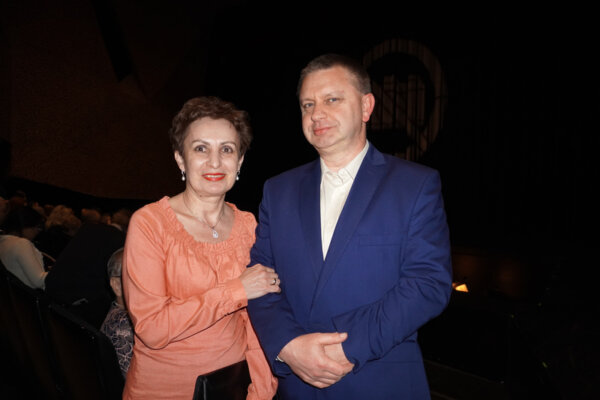 Ông Włodzimierz Tesz và phu nhân Jolanta Tesz thưởng thức Nghệ thuật Biểu diễn Shen Yun tại Nhà hát CKK Jordanki ở thành phố Torun, Ba Lan hôm 12/03/2024. (Ảnh: Mary Mann/The Epoch Times)