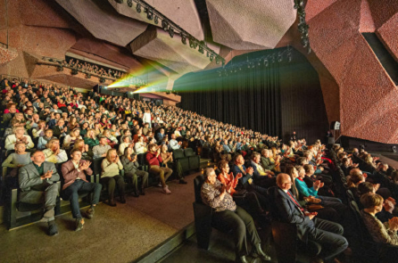 ĐCSTQ hai lần cố hủy bỏ lịch diễn của Shen Yun ở Toruń nhưng khán giả vẫn tới kín rạp và hâm mộ Shen Yun