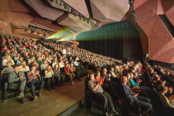 Một buổi biểu diễn kín rạp của Đoàn Nghệ thuật Biểu diễn Shen Yun tại Nhà hát CKK Jordanki ở thành phố Torun, Ba Lan hôm 12/03/2024. (Ảnh: Jun Zhuo/The Epoch Times)