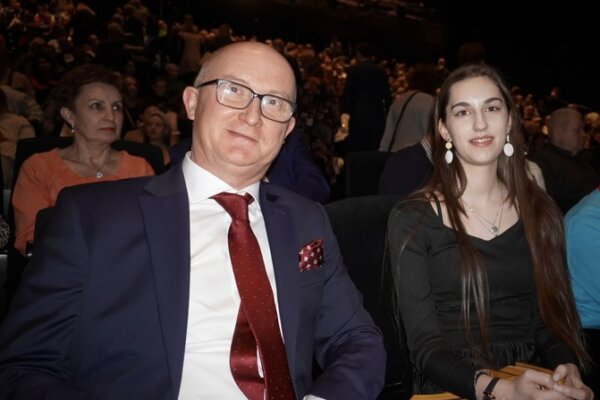 Ông Dariusz Paczkowski và phu nhân thưởng thức Nghệ thuật Biểu diễn Shen Yun tại Nhà hát CKK Jordanki ở thành phố Torun, Ba Lan, hôm 12/03/2024. (Ảnh: Mary Mann/The Epoch Times)