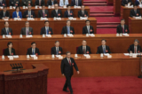 Thủ tướng Trung Quốc Lý Cường (Li Qiang, ở giữa) bước lên sân khấu trước bài diễn văn của ông trong phần khai mạc Đại hội Đại biểu Nhân dân Toàn quốc (NPC) tại Đại lễ đường Nhân dân ở Bắc Kinh, Trung Quốc, hôm 05/03/2024. (Ảnh: Kevin Frayer/Getty Images)