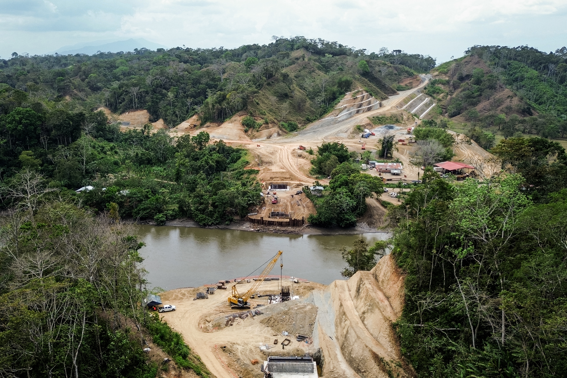 Các công nhân đang xây dựng các trụ chống cho cây cầu bắc qua sông Chucunaque tại Yaviza, Panama, hôm 20/02/2024. Một công nhân tại công trường của công ty xây dựng Cusa cho biết dự án sẽ lấn bốn dặm đường vào rừng Darien với chi phí 42 triệu USD và bao gồm một cây cầu thứ hai bắc qua sông Tuira. (Ảnh: Bobby Sanchez cho The Epoch Times)