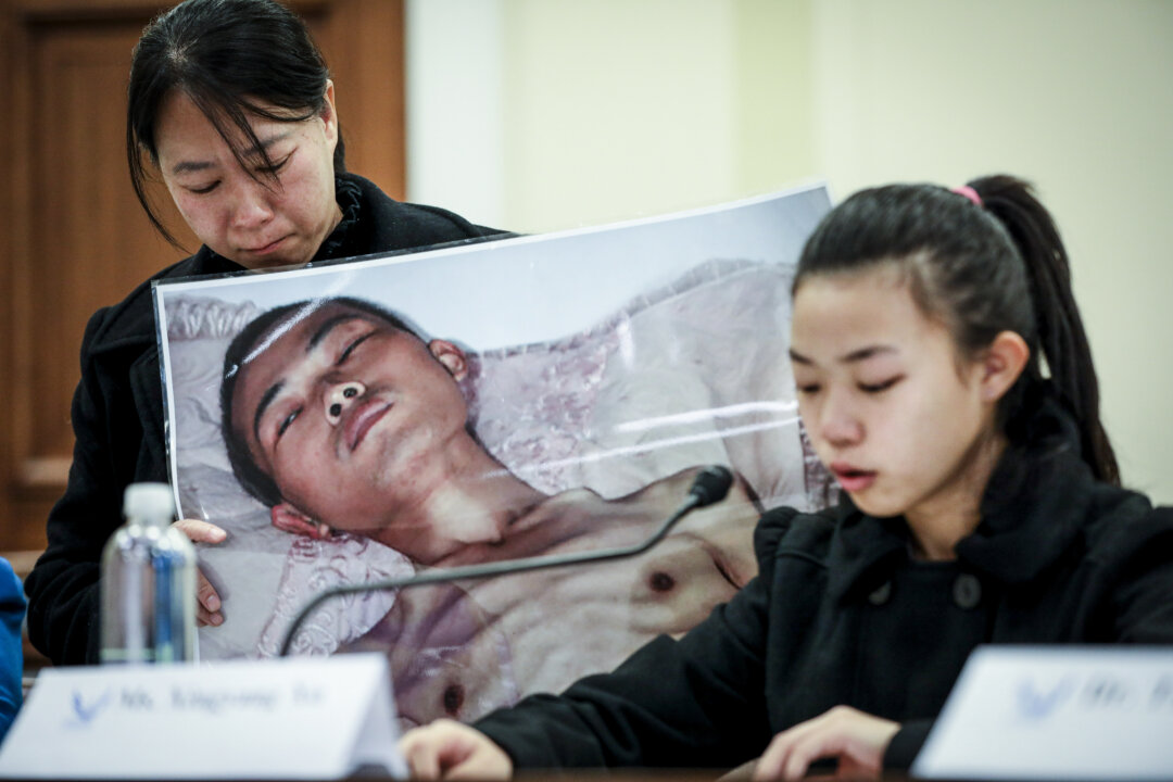 Cô Từ Hâm Dương (Xu Xinyang, bên phải), một cô gái 17 tuổi có cha (trong ảnh) qua đời sau khi bị tra tấn ở Trung Quốc vì đức tin vào Pháp Luân Công, trình bày tại diễn đàn về “Tình trạng Nhân quyền Suy thoái và Phong trào Thoái Đảng ở Trung Quốc”, bên cạnh mẹ cô là bà Trì Lệ Hoa (Chi Lihua) tại Quốc hội Hoa Kỳ ở Hoa Thịnh Đốn vào ngày 04/12/2018. (Ảnh: Samira Bouaou/The Epoch Times)