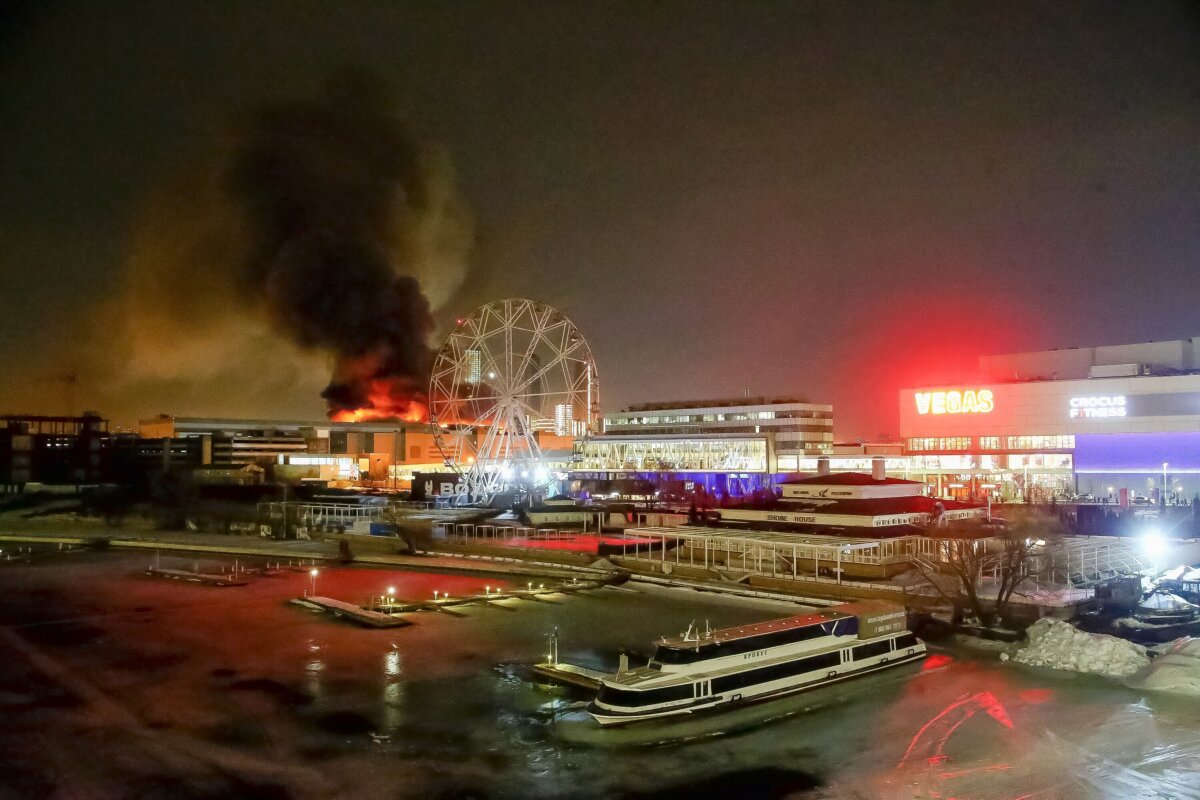 Một ngọn lửa lớn được nhìn thấy phía trên Tòa thị chính Crocus ở rìa phía tây Moscow, Nga, hôm 22/03/2024. (Ảnh: Sergei Vedyashkin/Moscow News Agency qua AP)