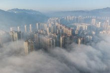 Quý Châu là tỉnh đứng đầu về mức nợ ở Trung Quốc. Hình ảnh cho thấy một cụm tòa nhà bị bao phủ trong sương mù buổi sáng ở thành phố Tất Tiết, tỉnh Quý Châu thuộc phía tây nam Trung Quốc, ngày 18/11/2021. (Ảnh: STR/AFP qua Getty Images)