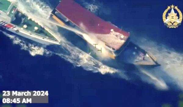 Một tàu hải cảnh Trung Quốc bắn vòi rồng vào tàu tiếp tế Unaizah May 4 của Philippines trên Biển Đông hôm 23/03/2024. (Ảnh: Lực lượng Vũ trang Philippines qua AP)