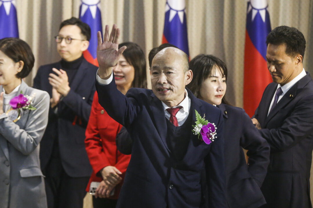 Viện trưởng Viện lập pháp mới đắc cử Hàn Quốc Du (Han Kuo-yu) vẫy tay chào giới truyền thông sau buổi lễ tuyên thệ tại nghị viện ở Đài Bắc hôm 01/02/2024. (Ảnh: I-Hwa Cheng/AFP qua Getty Images)