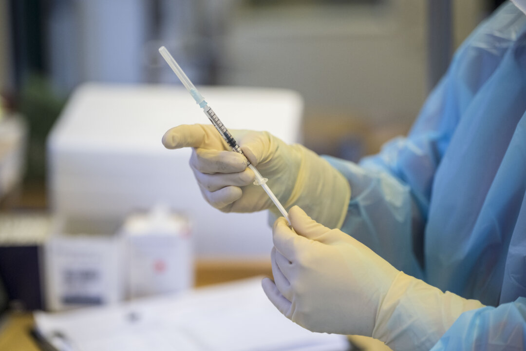 Một nhân viên y tế chuẩn bị vaccine ngừa Covid-19 của Moderna. (Ảnh: Thomas Lohnes/Getty Images)