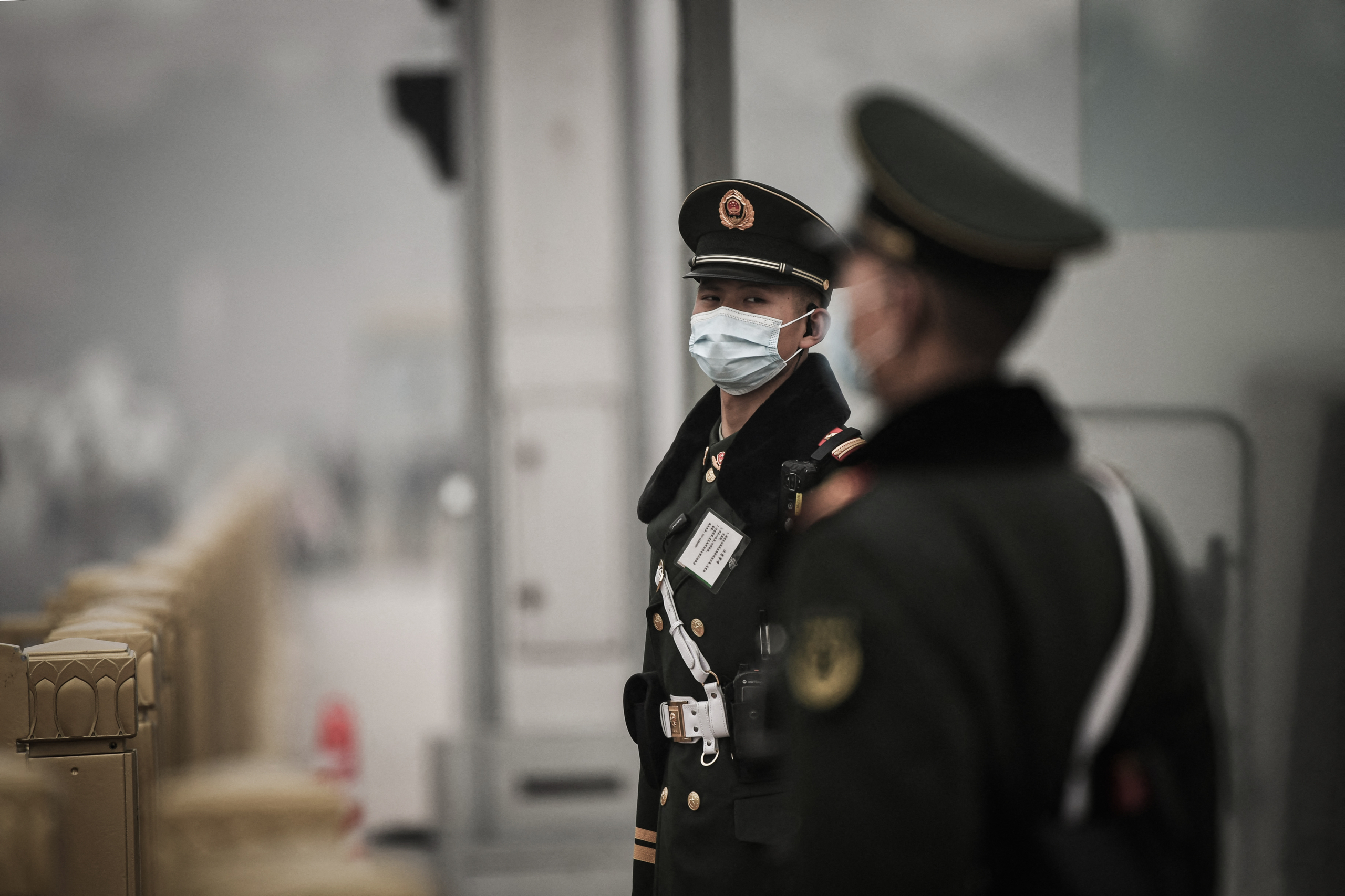 Công an bán quân sự đứng gác trên Quảng trường Thiên An Môn ở Bắc Kinh vào ngày 10/03/2021. (Ảnh: Noel Celis/AFP qua Getty Images)