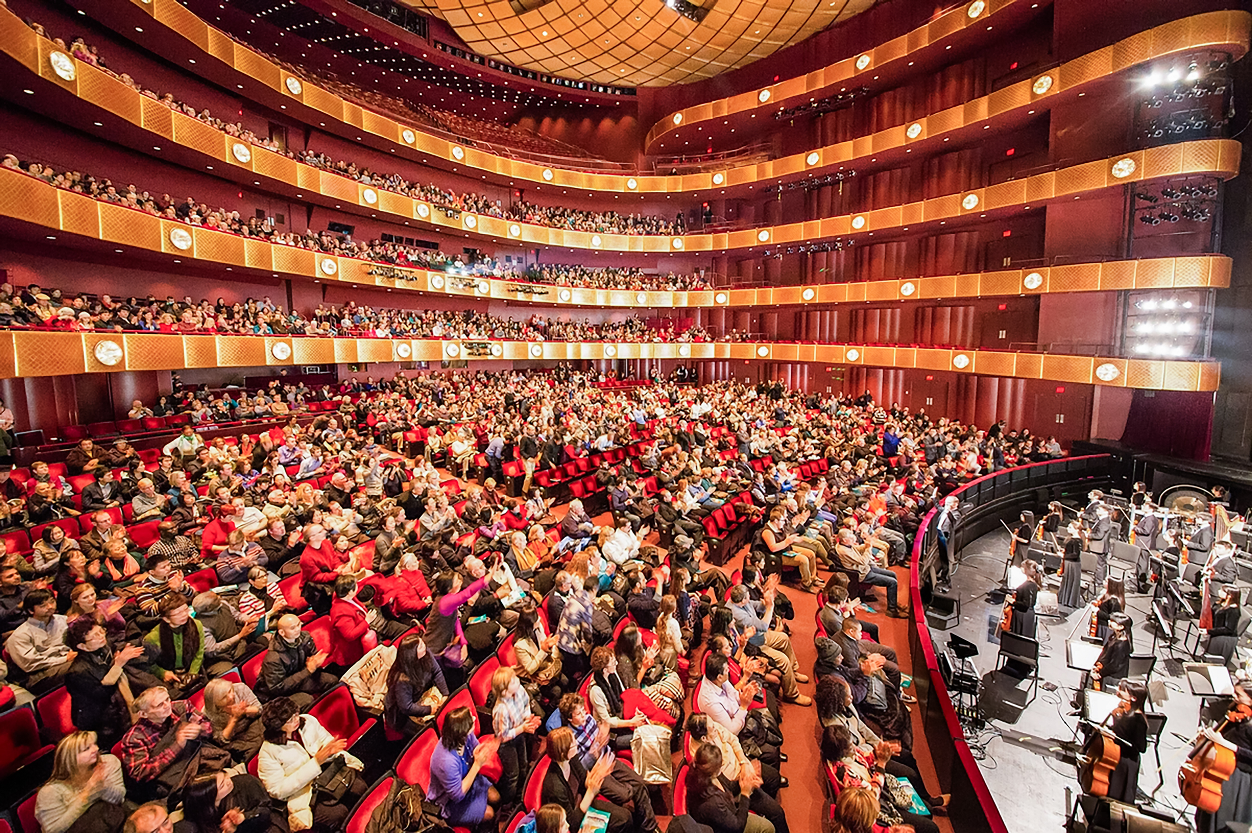 Đoàn Nghệ thuật Biểu diễn Shen Yun chào khán giả trước khi hạ màn tại Nhà hát David H. Koch ở Trung tâm Lincoln, New York vào ngày 11/01/2015. (Ảnh: Larry Dai/The Epoch Times)