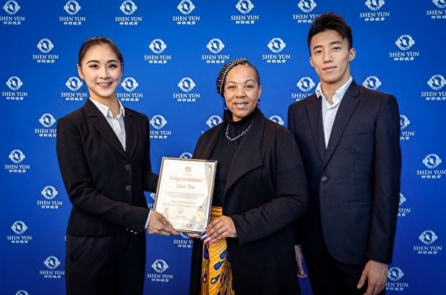 Phó Bộ trưởng Nội các Ontario thấy giá trị giáo dục và chủ đề về sự thiện lương ở Shen Yun