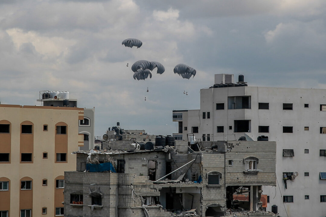 Các kiện hàng viện trợ nhân đạo được thả dù từ phi cơ quân sự xuống Dải Gaza, hôm 25/03/2024. (-/AFP qua Getty Images)