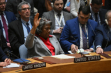 Đại sứ Hoa Kỳ tại Liên Hiệp Quốc Linda Thomas-Greenfield bỏ phiếu trắng trong cuộc bỏ phiếu về nghị quyết kêu gọi ngừng bắn ngay lập tức ở Gaza trong cuộc họp của Hội đồng Bảo an Liên Hiệp Quốc về tình hình Palestine, tại trụ sở Liên Hiệp Quốc ở New York, hôm 25/03/2024. (Ảnh: Angela Weiss/AFP qua Getty Images)