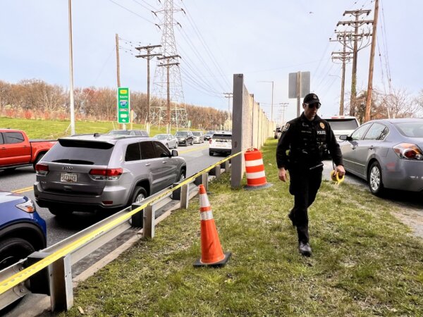 Các sĩ quan cảnh sát giăng dải băng màu vàng ngăn người dân đi vào gần cầu Francis Scott Key ở Baltimore, hôm 26/03/2024. (Ảnh: Madalina Vasiliu/The Epoch Times)