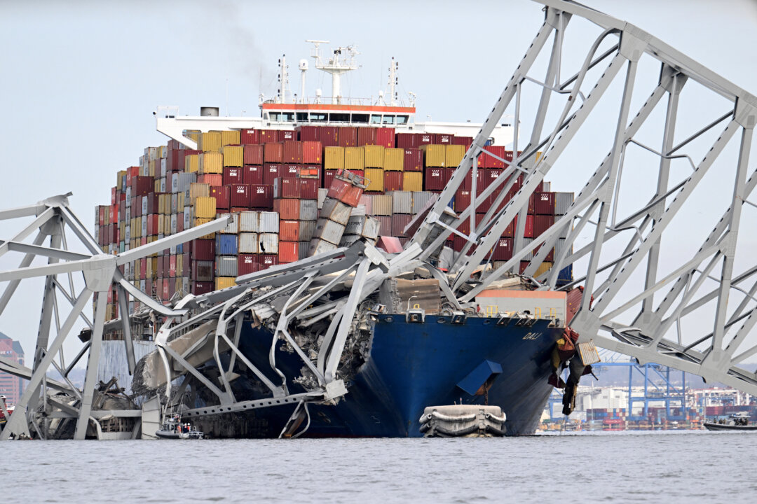 Cảng Baltimore tê liệt sau vụ sập cầu