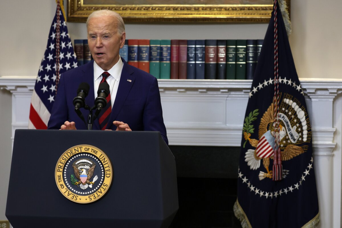 Tổng thống Joe Biden nhận xét về vụ sập cầu Francis Scott Key ở Baltimore trong Phòng Roosevelt của Tòa Bạch Ốc, hôm 26/03/2024. (Ảnh: Alex Wong/Getty Images)