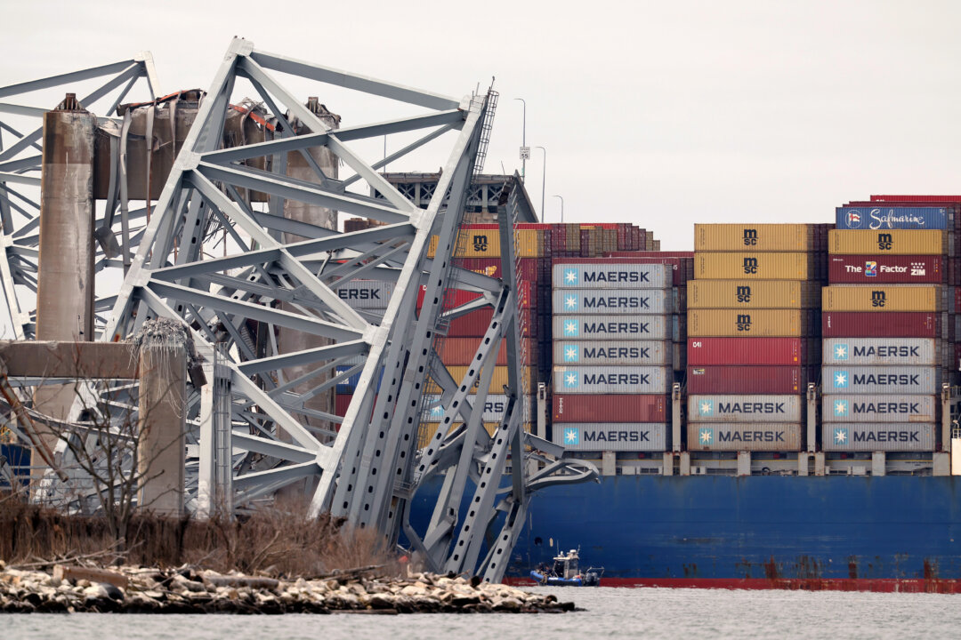 Tàu chở hàng Dali đứng một chỗ trên sông sau khi đụng phải và làm sập Cầu Francis Scott Key ở Baltimore, Maryland, hôm 26/03/2024. (Ảnh: Kevin Dietsch/Getty Images)