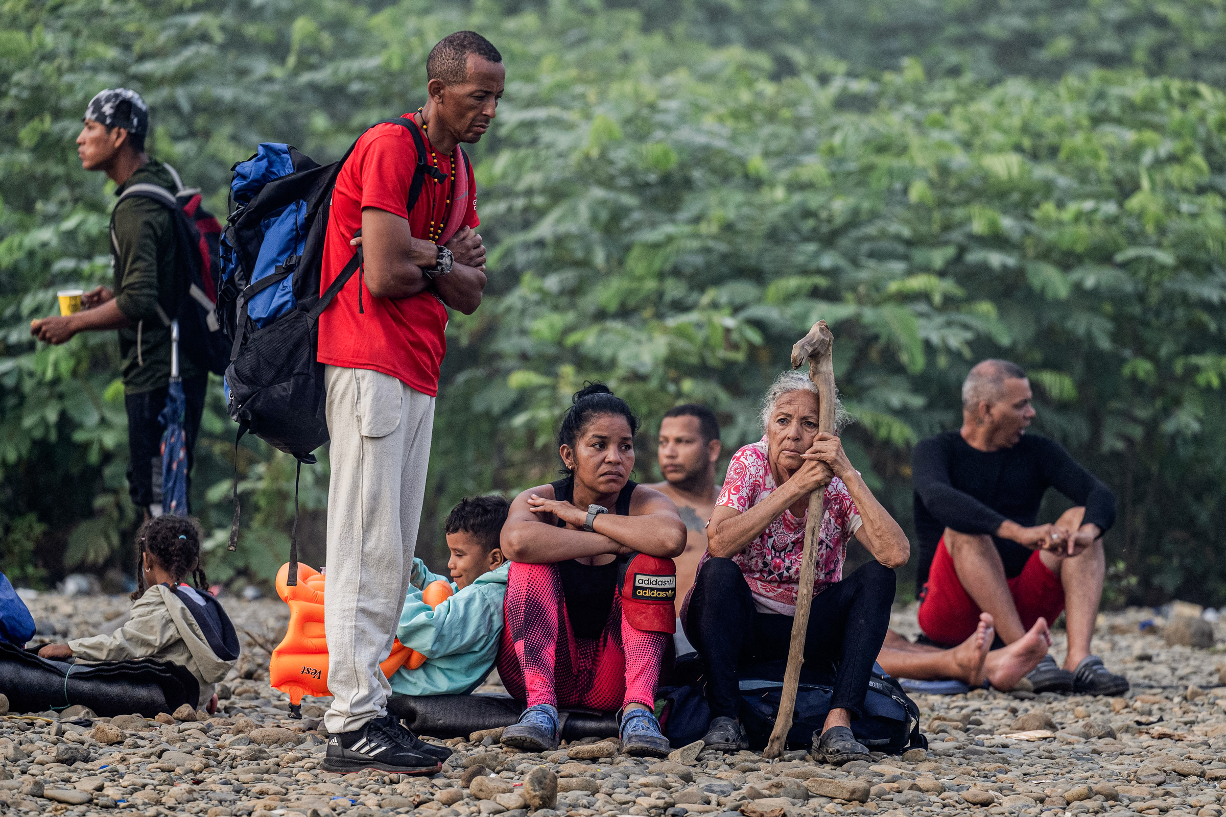 (Ảnh trên) Những người di cư đến làng Bajo Chiquito, trạm kiểm soát biên giới đầu tiên của Tỉnh Darien ở Panama, vào ngày 22/09/2023. (Ảnh dưới) Những người di cư nghỉ ngơi tại làng sau khi đi bộ qua vùng Darien Gap từ Colombia, ở Panama, hôm 22/09/2023. (Ảnh: Luis Acosta/AFP qua Getty Images)