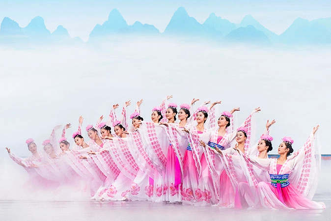 Các nghệ sỹ múa của Đoàn Nghệ thuật Biểu diễn Shen Yun đang biểu diễn trên sân khấu. Chính quyền Trung Quốc đã nhắm vào Shen Yun trong gần hai thập niên qua. (Ảnh: Được đăng dưới sự cho phép của Shen Yun)