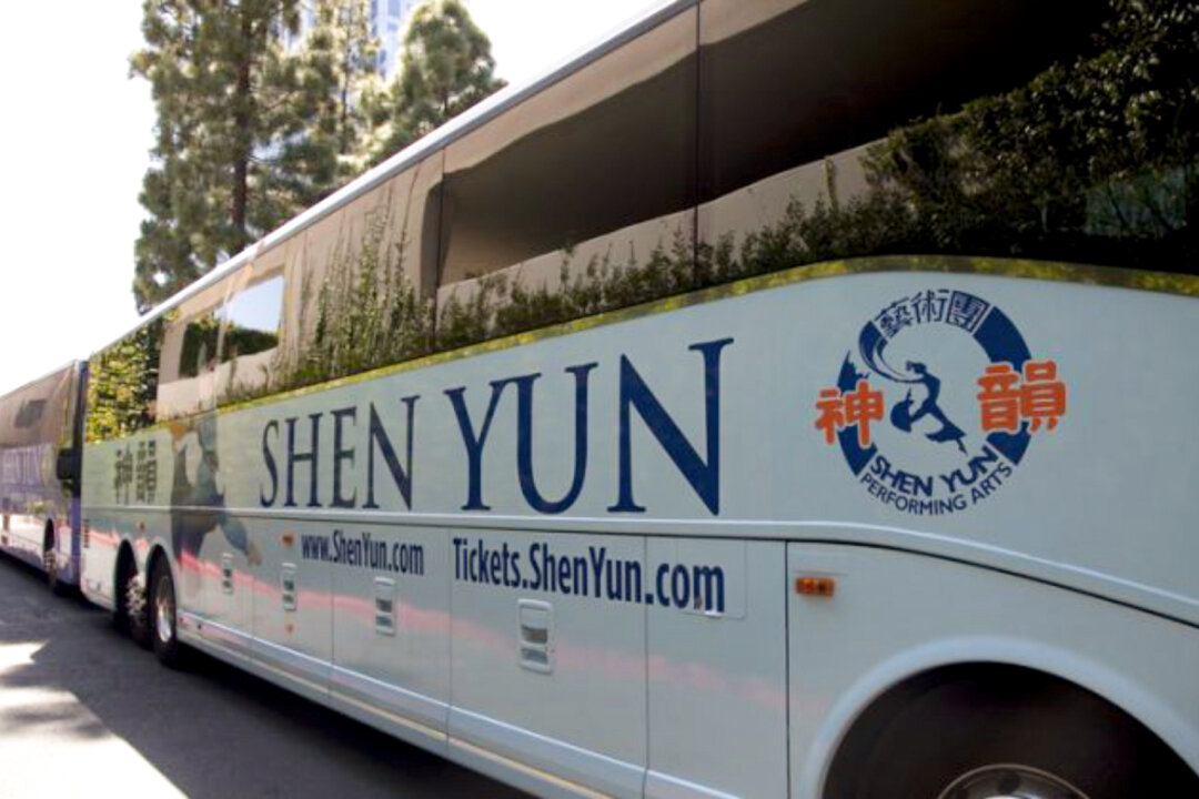 Xe buýt lưu diễn của Shen Yun từ lâu đã trở thành mục tiêu của sự phá hoại. Gần đây, các mối đe dọa ngày càng leo thang nhắm vào công ty nghệ thuật biểu diễn này chỉ vì sứ mệnh của công ty là khắc họa “Trung Quốc trước thời cộng sản.” (Ảnh: The Epoch Times)