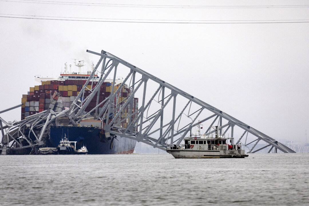 Các công nhân tiếp tục điều tra và tìm kiếm nạn nhân hôm 27/3/2024 sau vụ tàu chở hàng Dali đụng vào cầu Francis Scott Key ở Baltimore trước đó, khiến cây cầu bị sập. (Ảnh: Scott Olson/Getty Images)