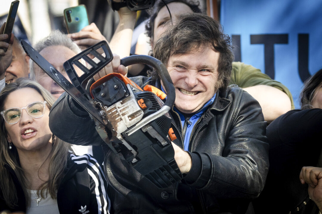 Ông Javier Milei, khi đó còn là ứng cử viên tổng thống Argentina, cầm một chiếc máy cưa trong một cuộc vận động tranh cử ở Buenos Aires, Argentina, vào ngày 25/09/2023. (Ảnh: Tomas Cuesta/Getty Images)